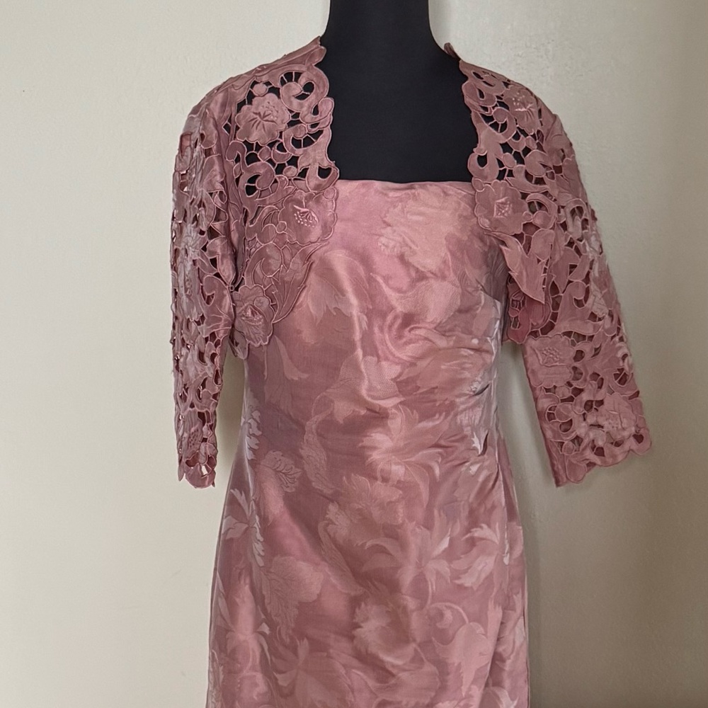 Elegant Pink Lace Evening Gown